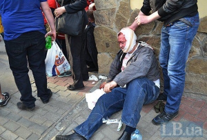A Kharkov, après un combat avec les ultras huit hospitalisés: les séparatistes ont attaqué avec des bâtons, des briques et des armes. Reportage photo + VIDEO