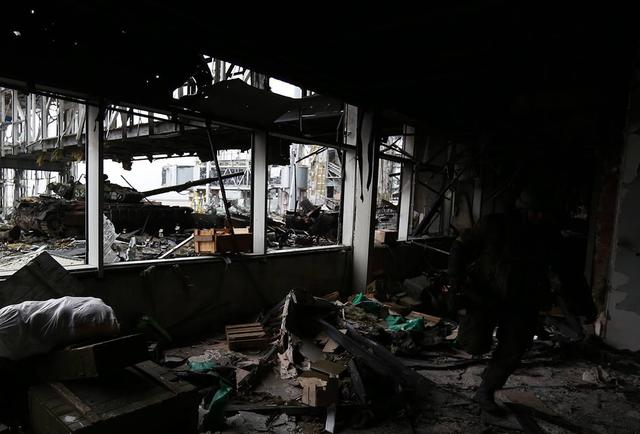 Frozen enfer à l'aéroport de Donetsk. histoire de l'image Замерзший ад в Донецком аэропорту. ФОТОрепортаж