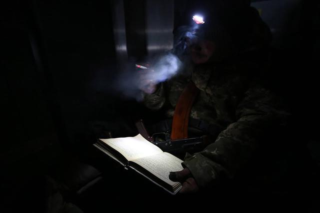 Frozen enfer à l'aéroport de Donetsk. histoire de l'image Замерзший ад в Донецком аэропорту. ФОТОрепортаж