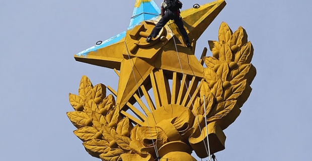 La Russie a reclassé le cas du drapeau ukrainien sur Moscou de grande hauteur: Suspects brille jusqu'à 7 ans de prison Россия переквалифицировала дело об украинском флаге над московской высоткой: Подозреваемым светит до 7 лет тюрьмы