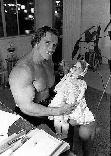 Arnold Schwarzenegger avec une poupée