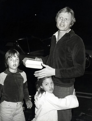 Angelina Jolie avec son père Jon Voight et son frère James