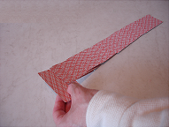 Sur une table recouverte d'une nappe