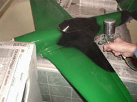 Peindre un modèle réduit d'avion