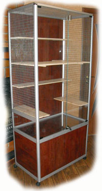 La cage en aluminium profil vitrine pour chinchillas avec ses mains
