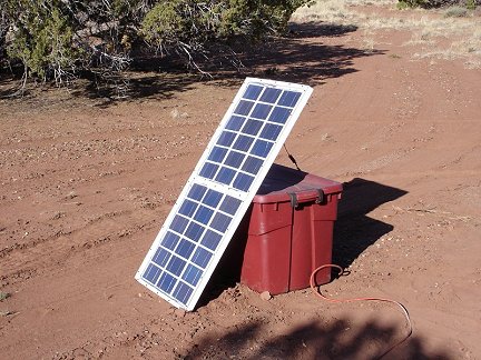 cellule solaire avec ses mains