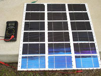 Cellule solaire avec ses mains