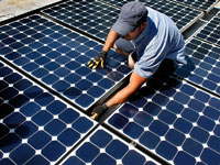 Cellule solaire avec ses mains