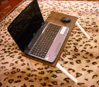 Table, stand, ordinateur portable avec ses mains