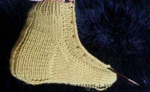 Comment tricoter des pantoufles, espadrilles, rayons Как вязать кеды-тапочки спицами
