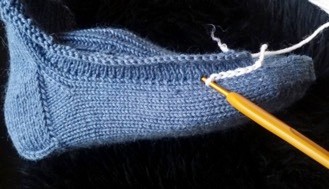 Comment tricoter des pantoufles, espadrilles, rayons Как вязать кеды-тапочки спицами