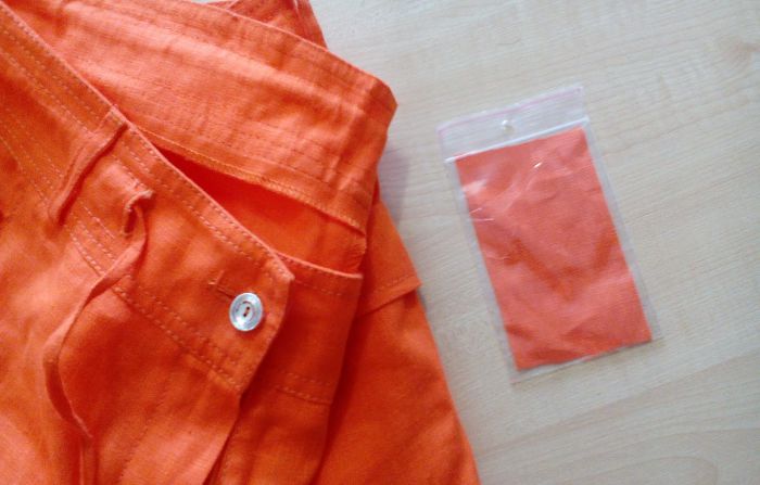 Quel est le lambeau de tissu qui vient avec de nouveaux vêtements Для чего нужен лоскут ткани, который идет с новой одеждой