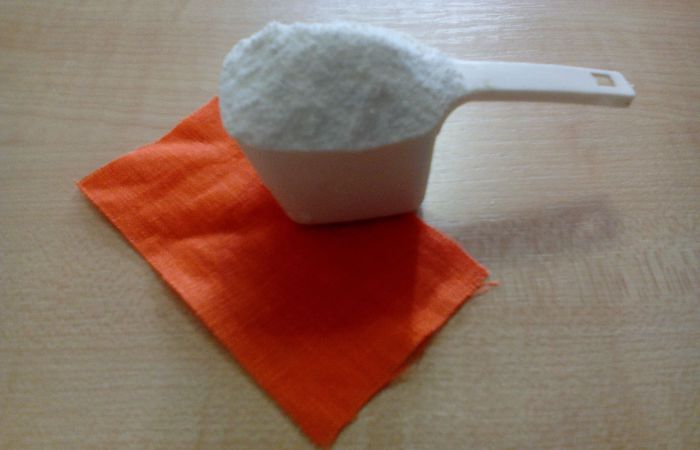 Quel est le lambeau de tissu qui vient avec de nouveaux vêtements Для чего нужен лоскут ткани, который идет с новой одеждой