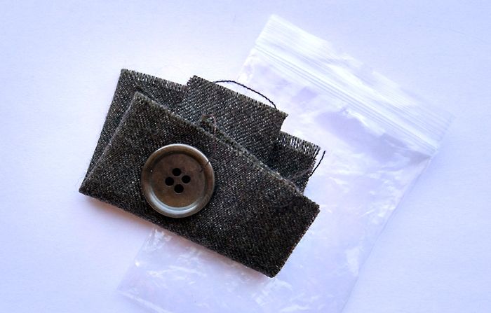 Quel est le lambeau de tissu qui vient avec de nouveaux vêtements Для чего нужен лоскут ткани, который идет с новой одеждой