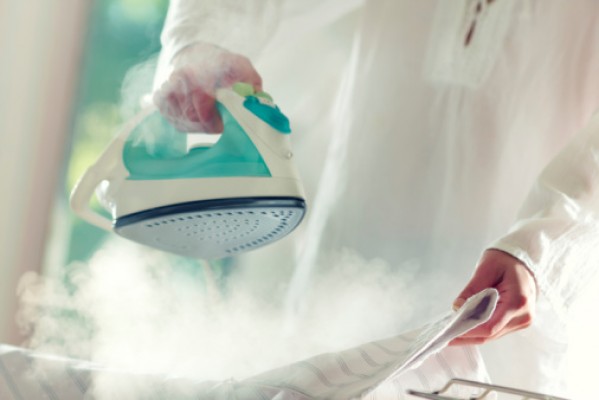Quel est le lambeau de tissu qui vient avec de nouveaux vêtements Для чего нужен лоскут ткани, который идет с новой одеждой
