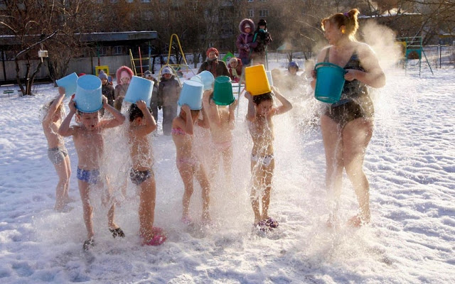 Verser l'eau froide Обливание холодной водой