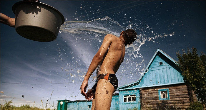 Verser l'eau froide Обливание холодной водой
