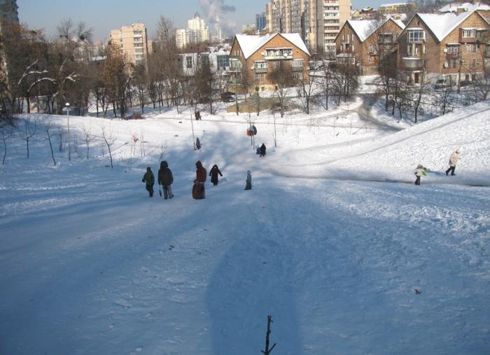 Où aller en traîneau à Kiev: choisissez une colline dans votre région Где покататься на санках в Киеве: выбирай горку в своем районе